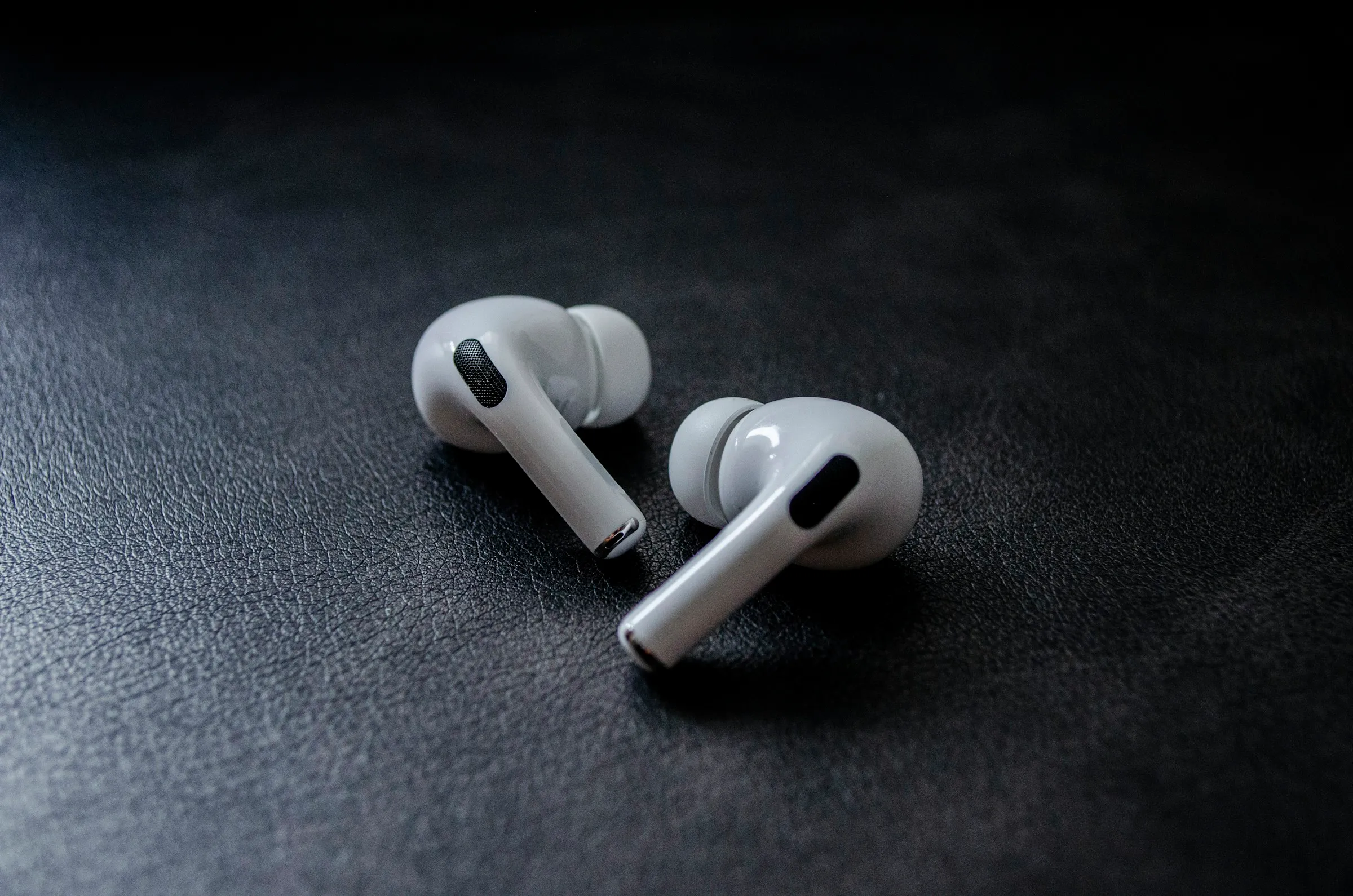 AirPods Pro sobre una superficie de cuero negro